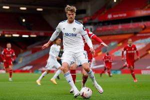 开云APP-痛骂死敌主帅！利兹联升超庆祝，班福德领喊口号：怀尔德是混蛋