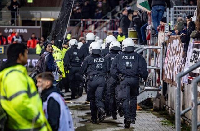 开云娱乐-死忠打伤50警察+主裁十字韧带断裂，法鹰比赛有毒？